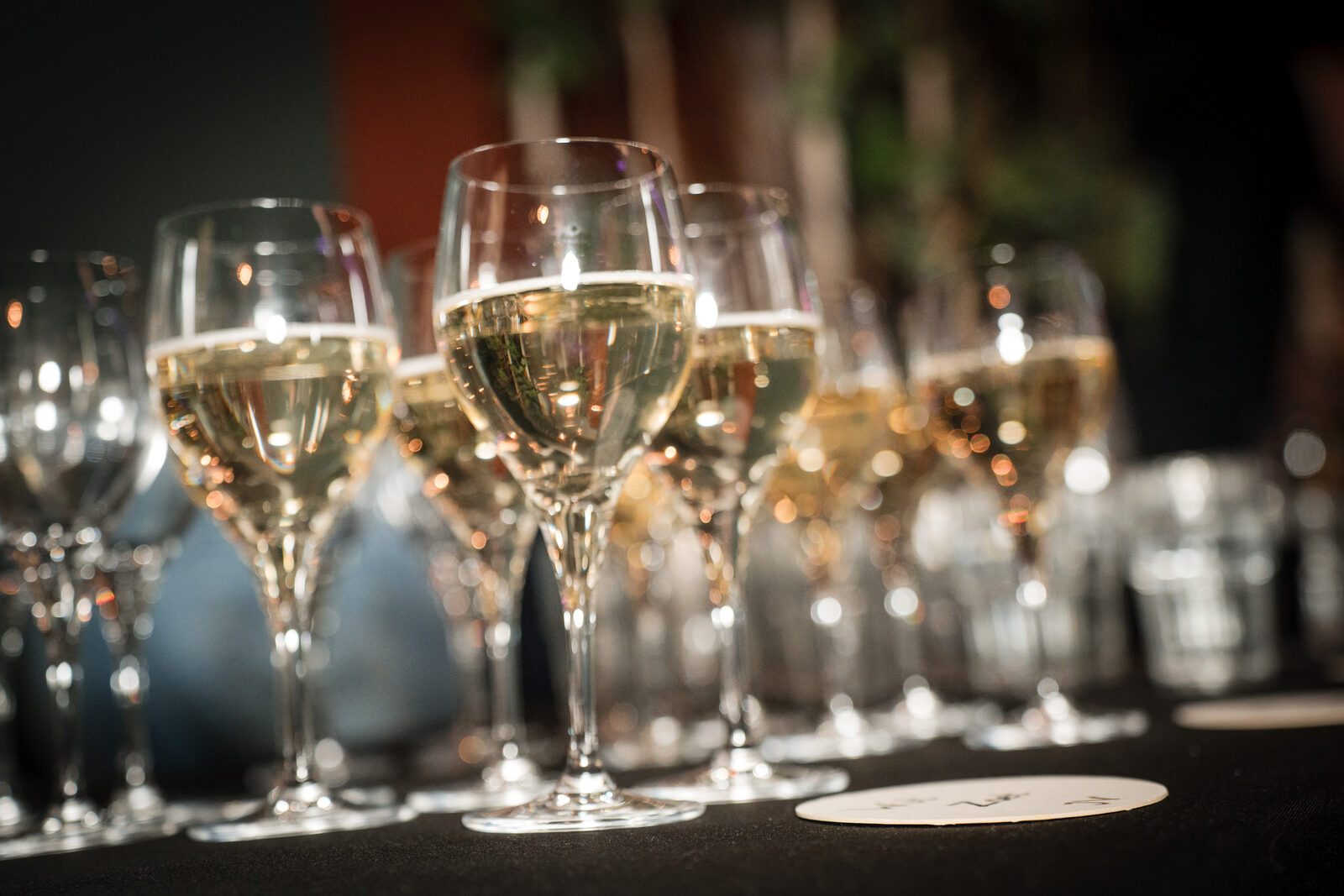 Rij gevulde champagneglazen klaar voor de gasten