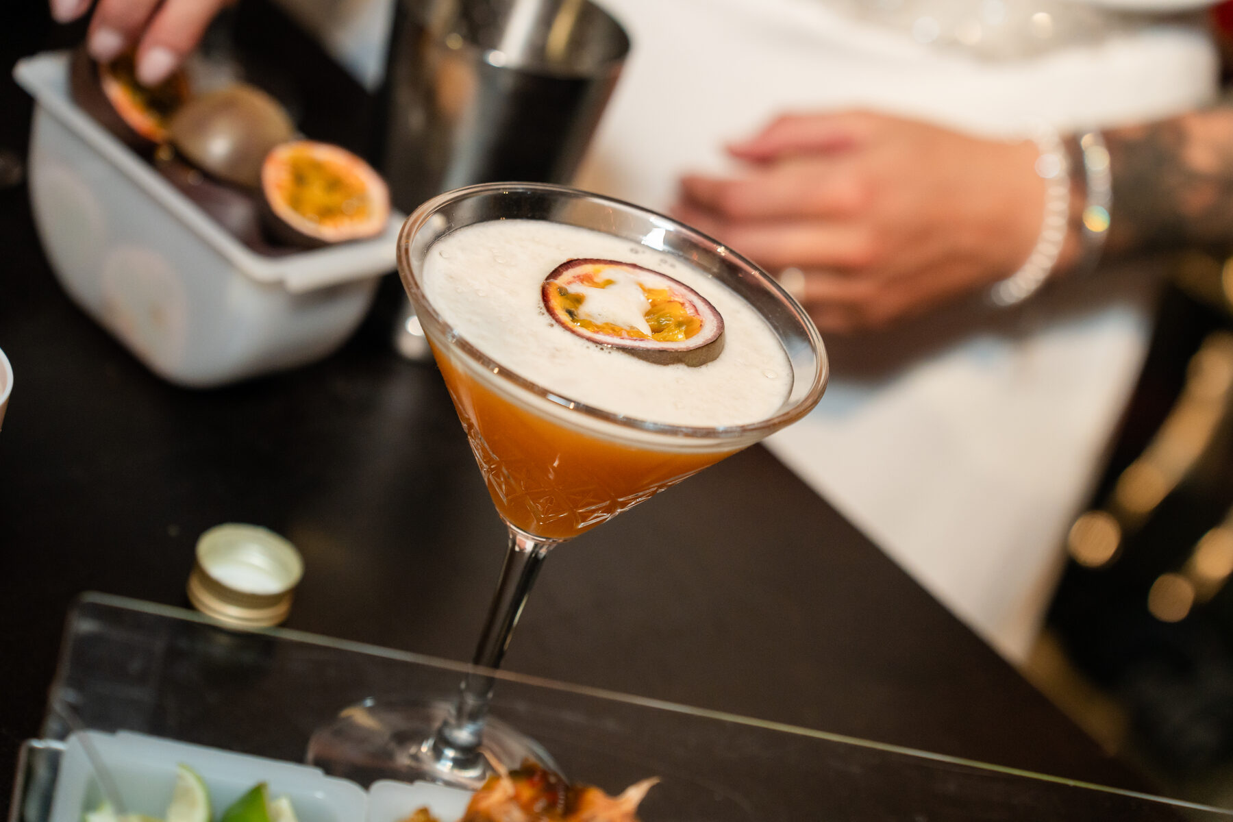 Passievrucht-martini cocktail wordt geserveerd