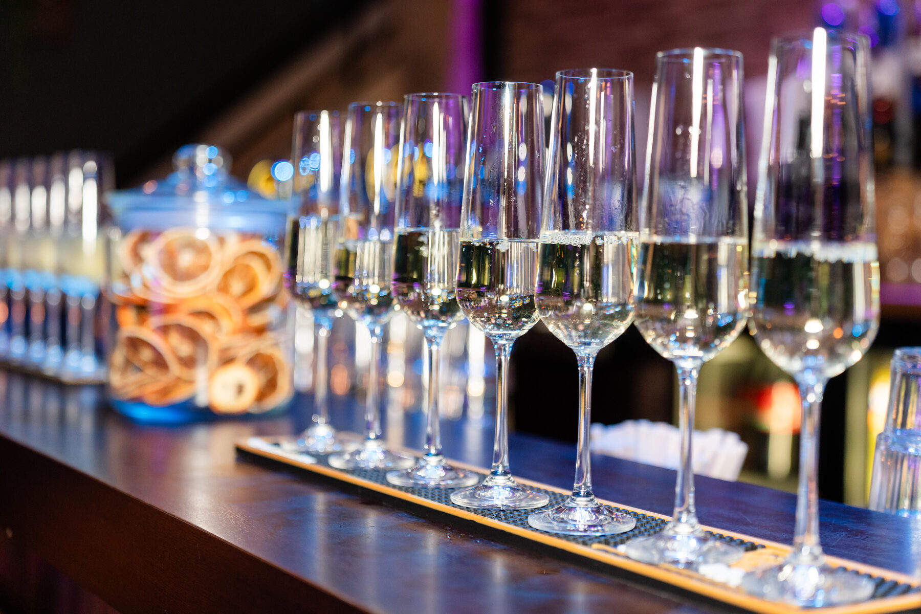 Rij gevulde champagneglazen klaar voor de toost
