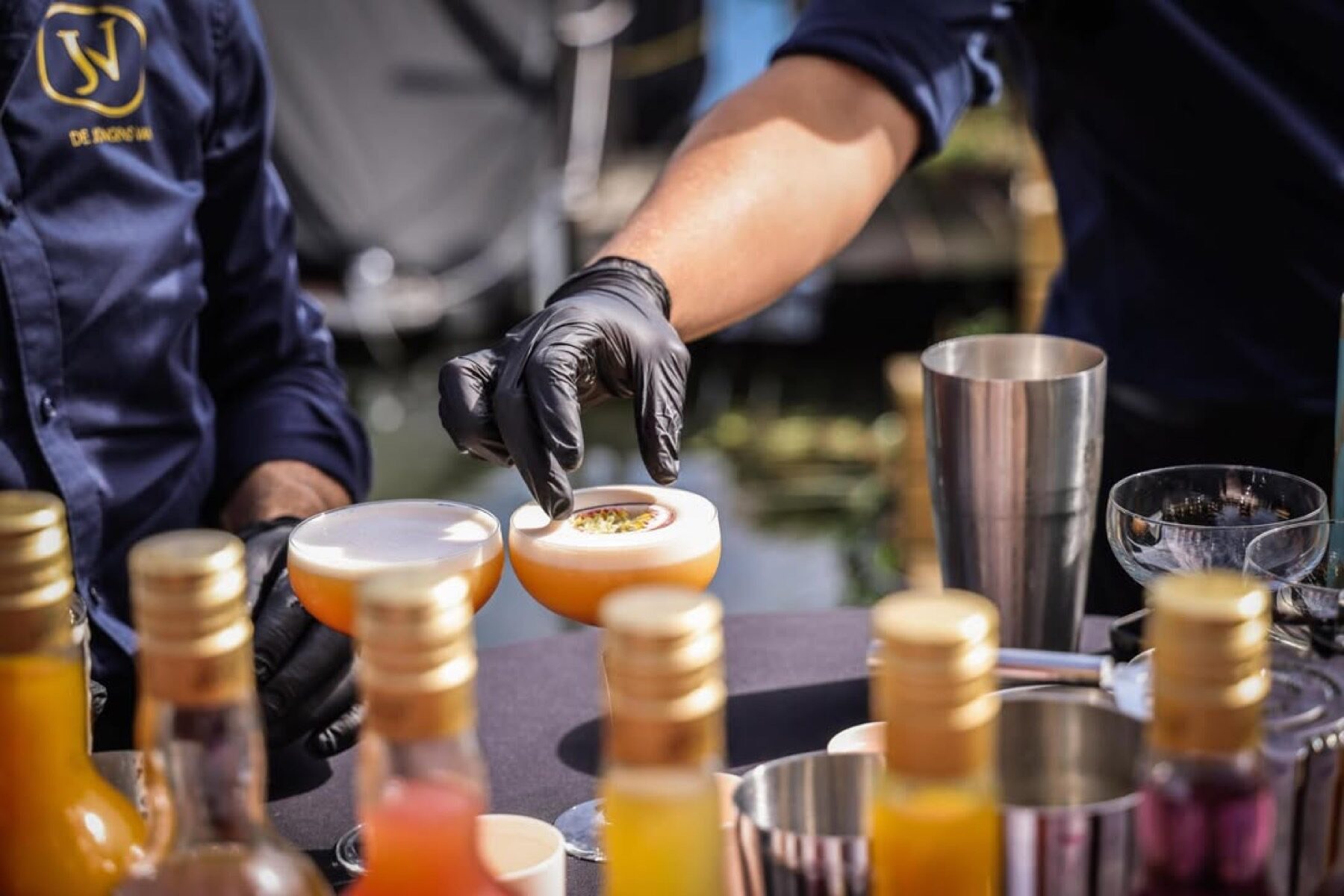 Cocktail wordt afgewerkt met garnering