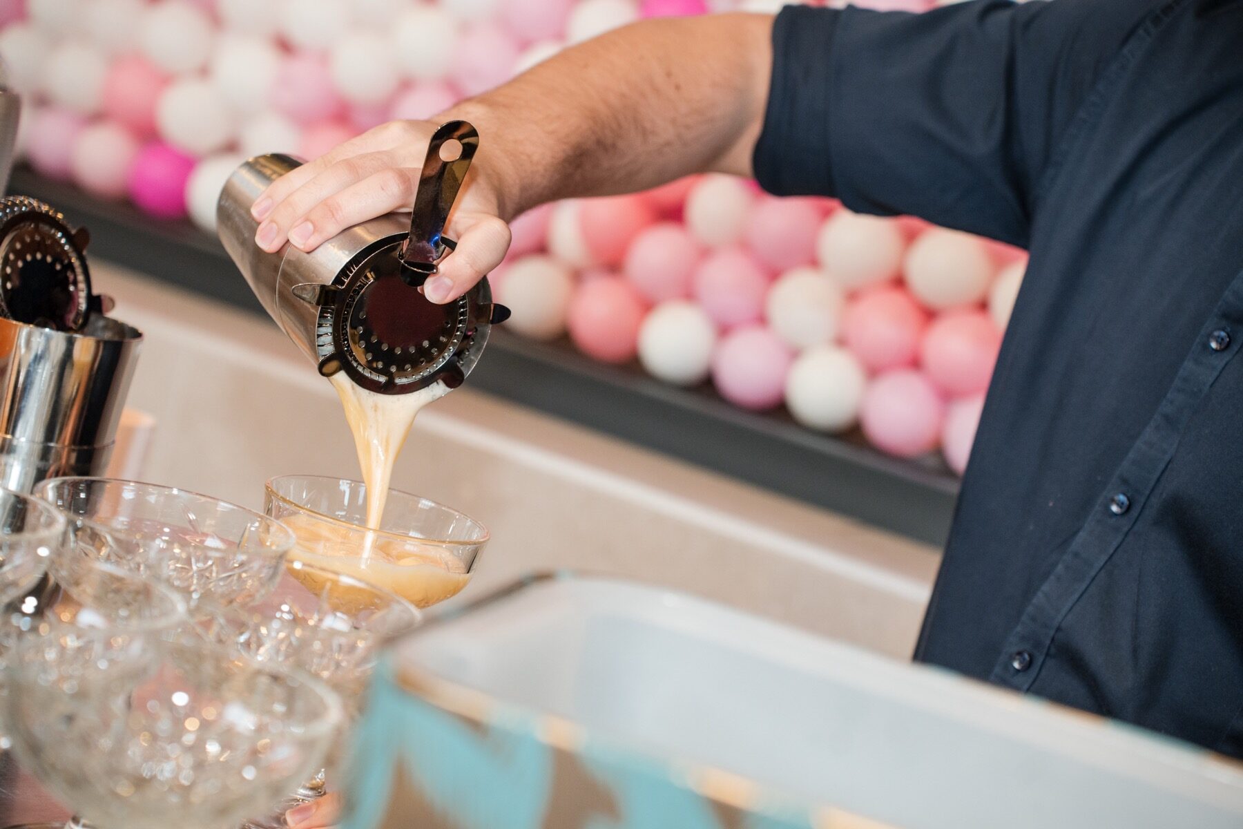 Cocktail wordt uitgeschonken