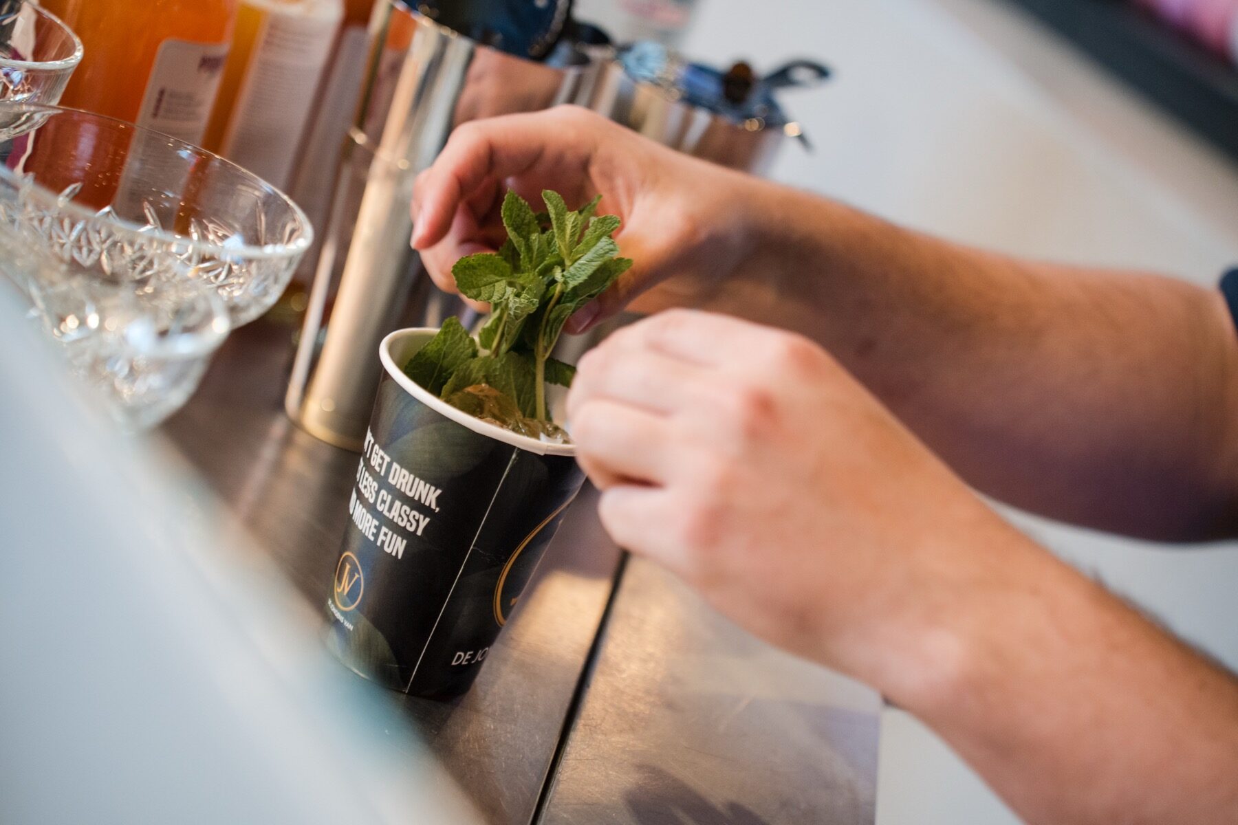 Verse muntgarnering op een cocktail
