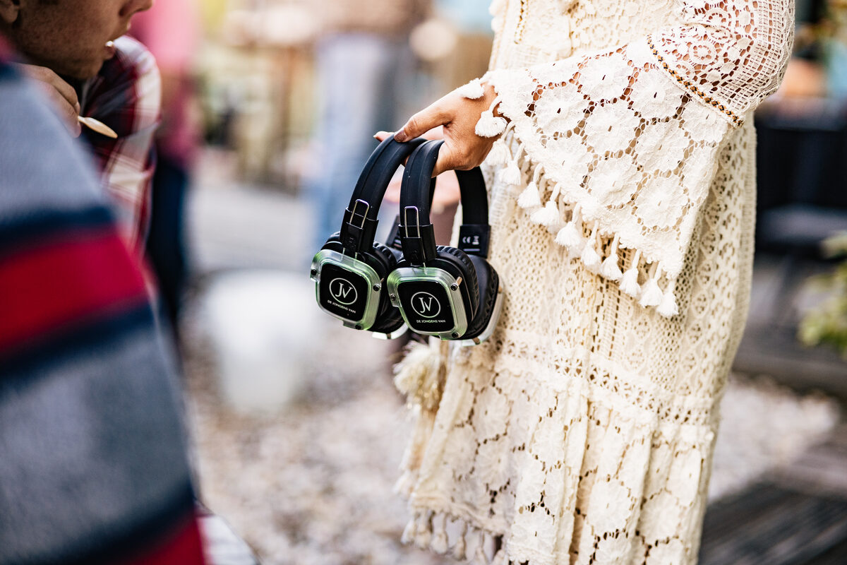 Twee silent disco koptelefoons met het JV-logo