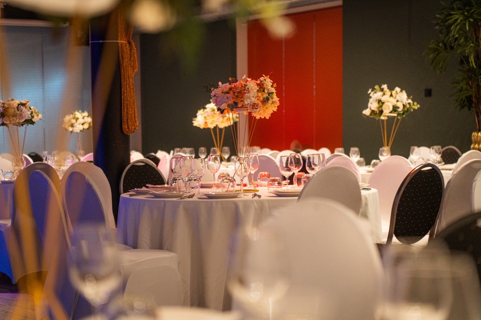 Sfeervol gedekte trouwtafel met decoratie bij De Jongens Van