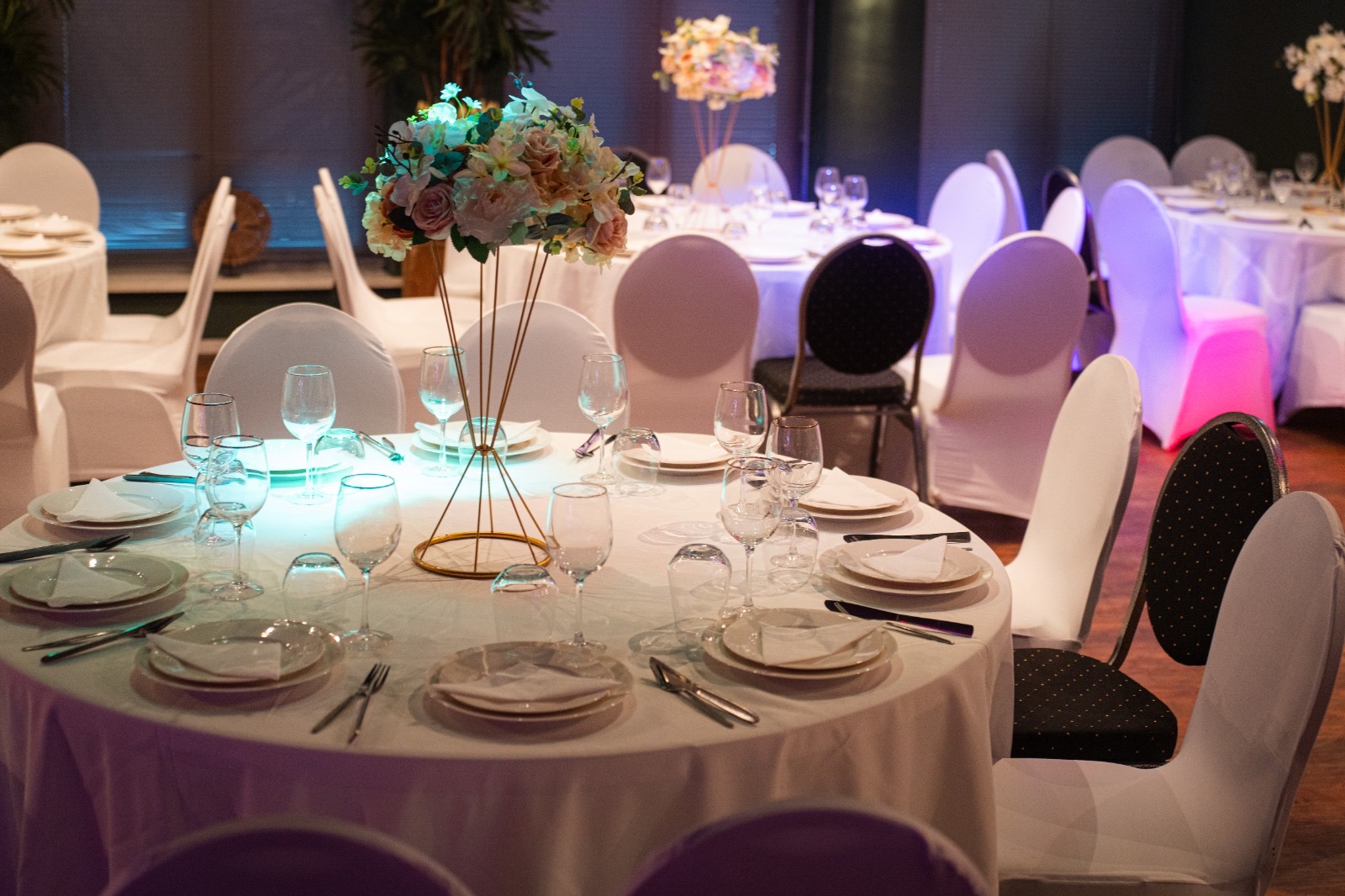 Tafeldetail met bloemen en styling bij De Jongens Van